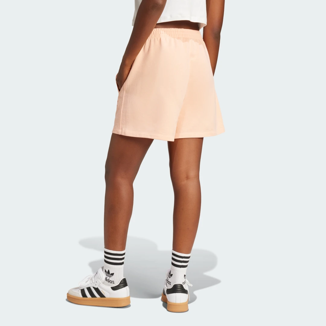 Detalle 2 de Pantalón corto Essentials French Terry de Adidas – Rosa