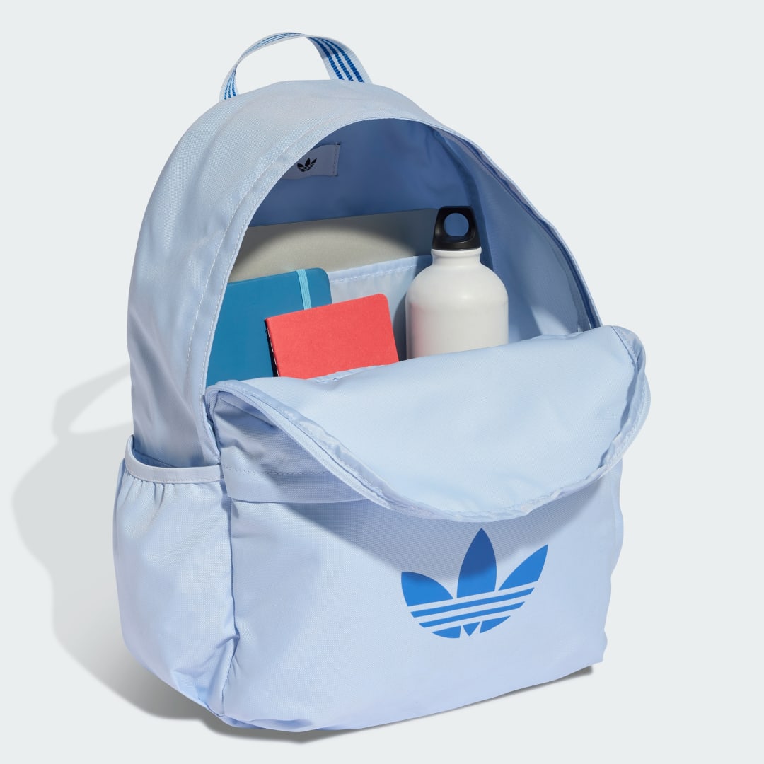 Detalle 2 de Mochila Adicolor Classic de Adidas en azul: estilo y comodidad para el día a día