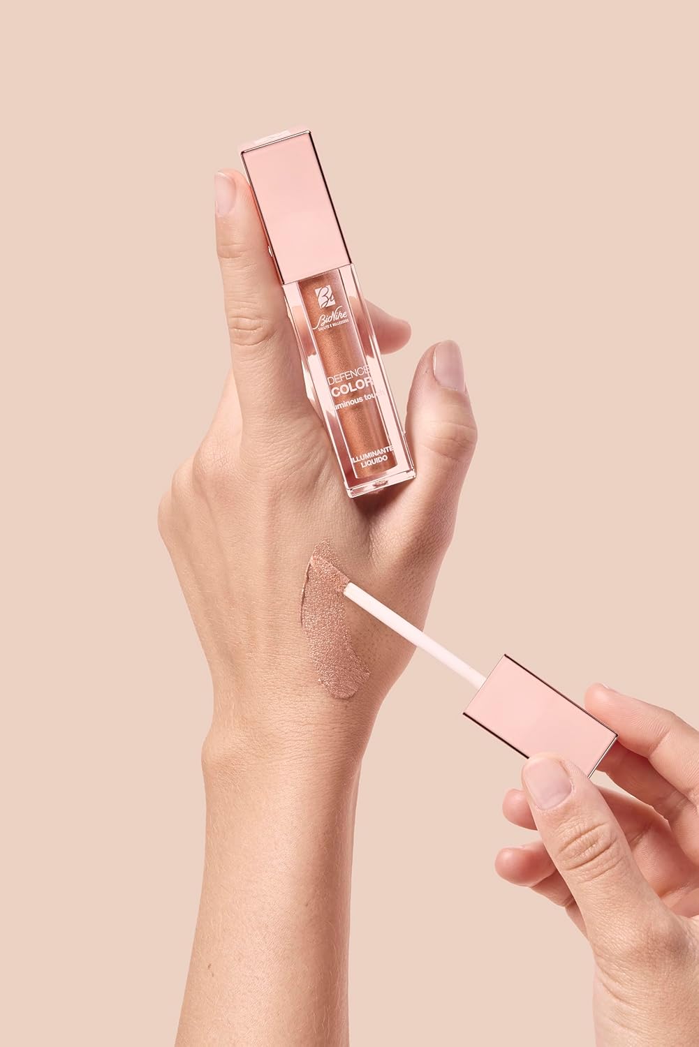 Thumbnail 2 de Bionike Defence Color Illuminante Viso e Decolletè Liquido Luminous Touch con Acido Ialuronico, per pelli sensibili