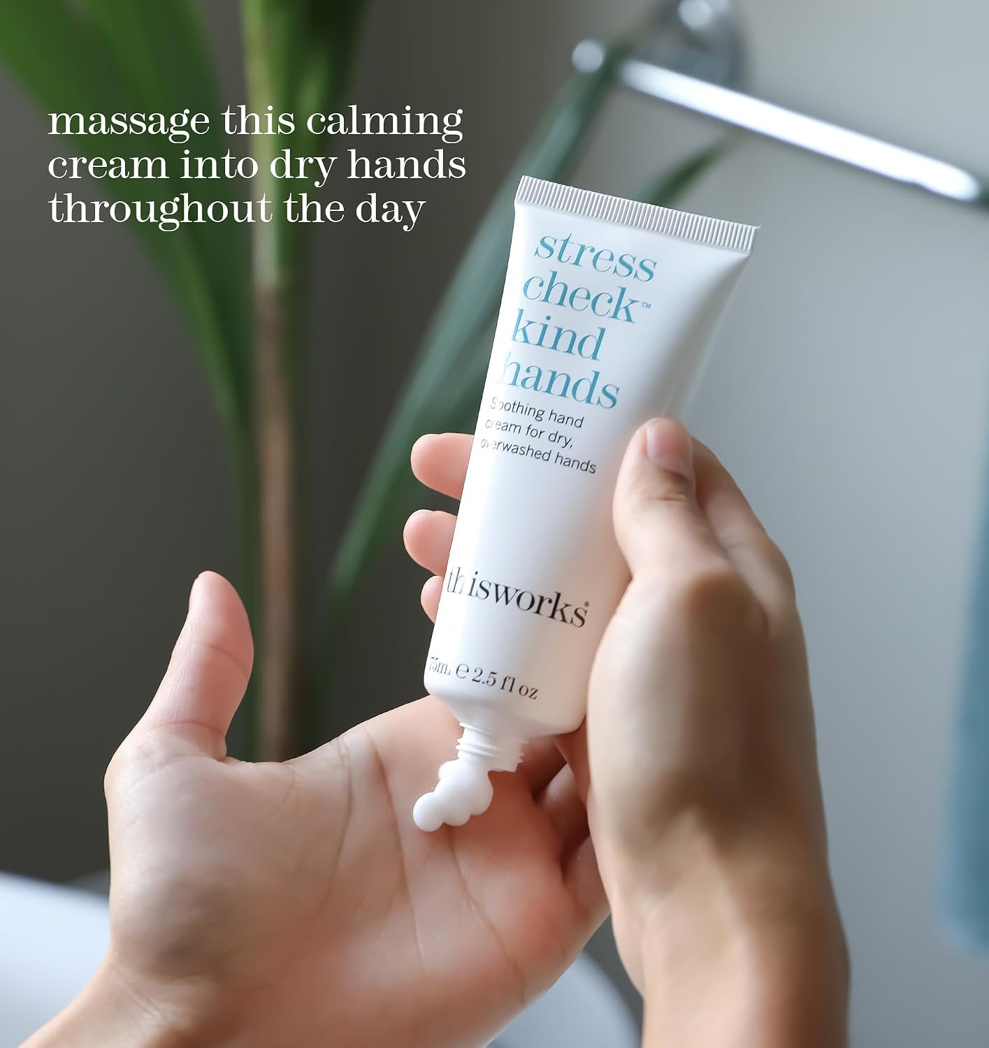 Detalle 2 de This Works Stress Check Kind Hands 75 ml hand cream
