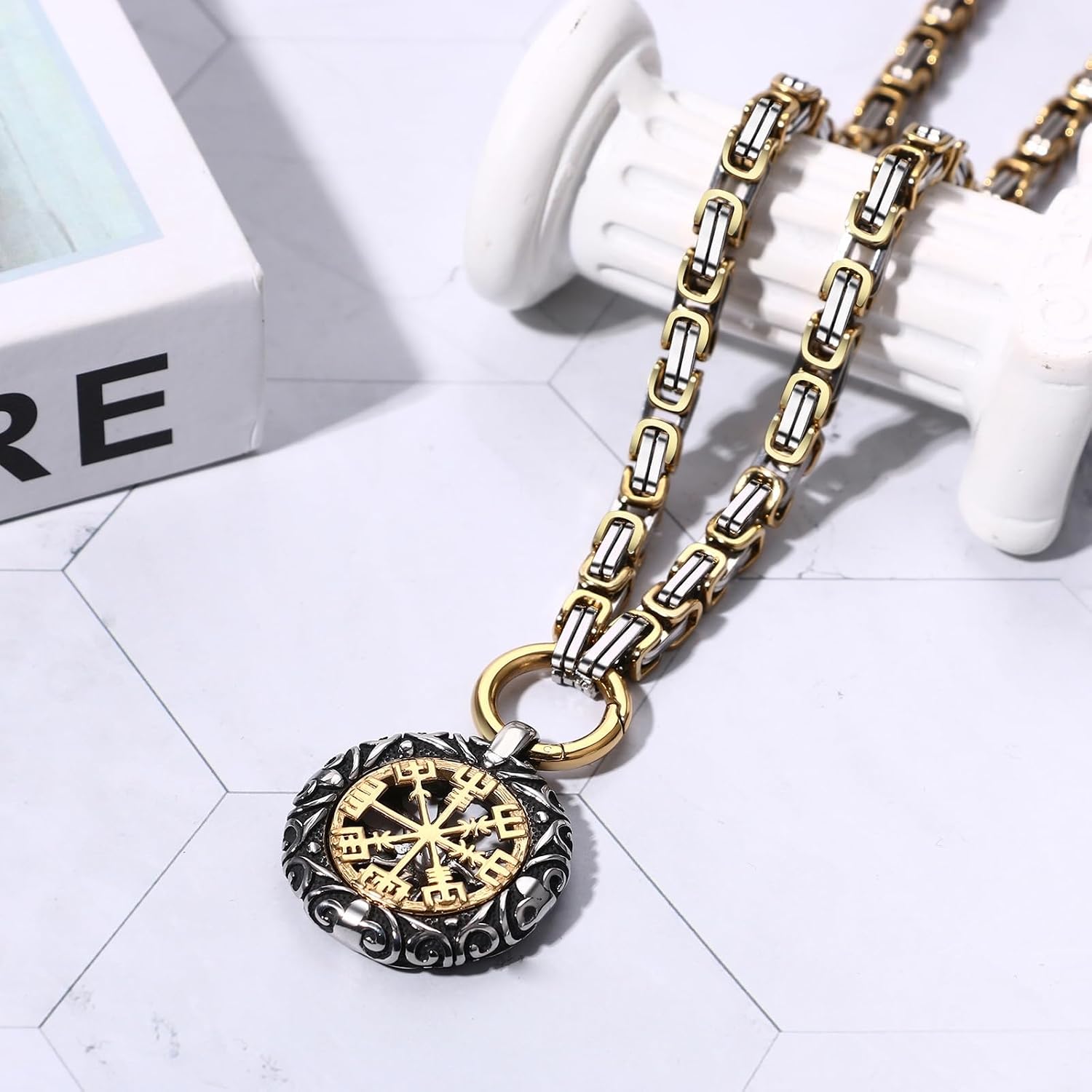 Detalle de JewelryWe Wikinger Halskette für Herren – Edelstahl-Königskette mit Vegvisir Anhänger