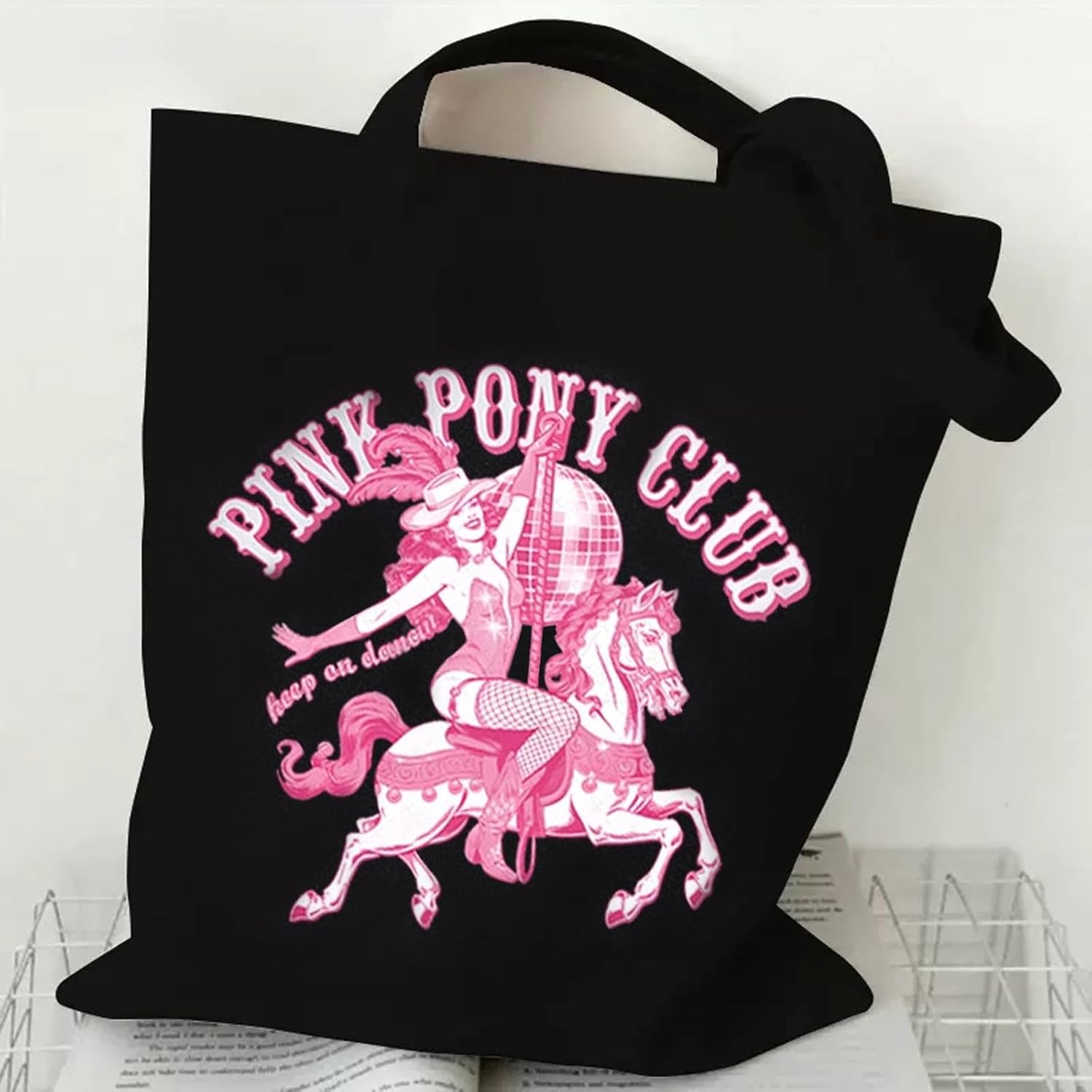 Thumbnail 6 de Puedno Singer Fans Tote Bags, Pink Pony Club – a practical fan tote worth considering