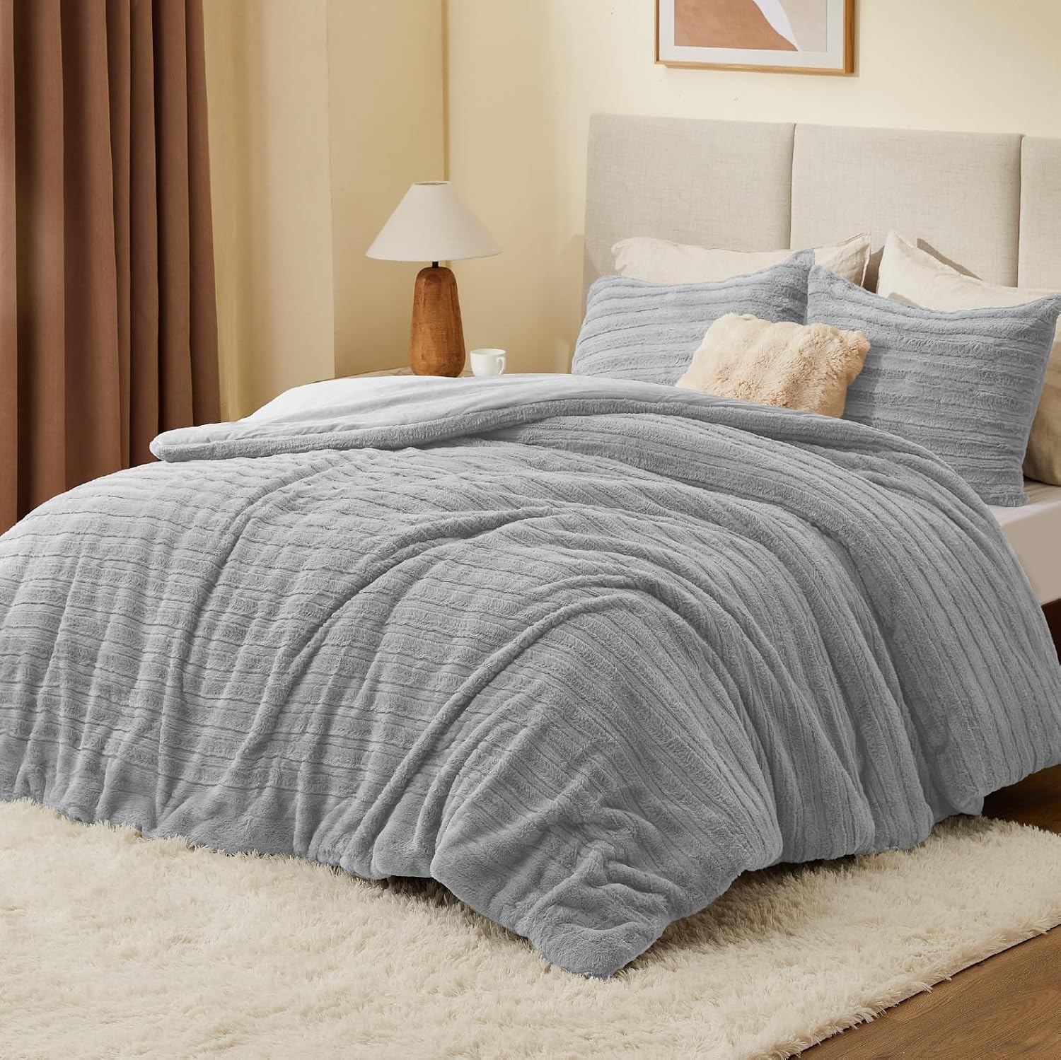 Detalle 2 de BEDELITE Faux Fur King Comforter Set, Light Gray Striped Plush Design