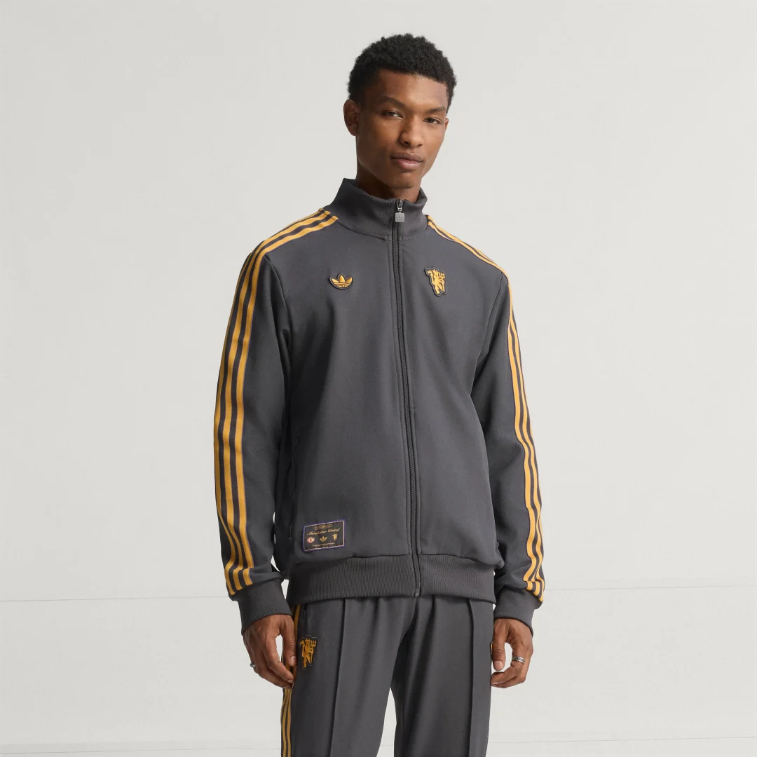 Detalle de Chaqueta deportiva Terrace Icons Manchester United de Adidas (negra)