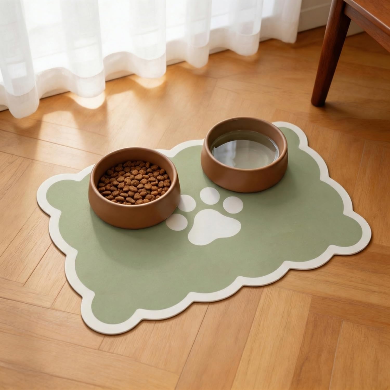 Detalle de Absorbent Pet Food Mat with Scalloped Edge – 30 x 50cm, Sage Green