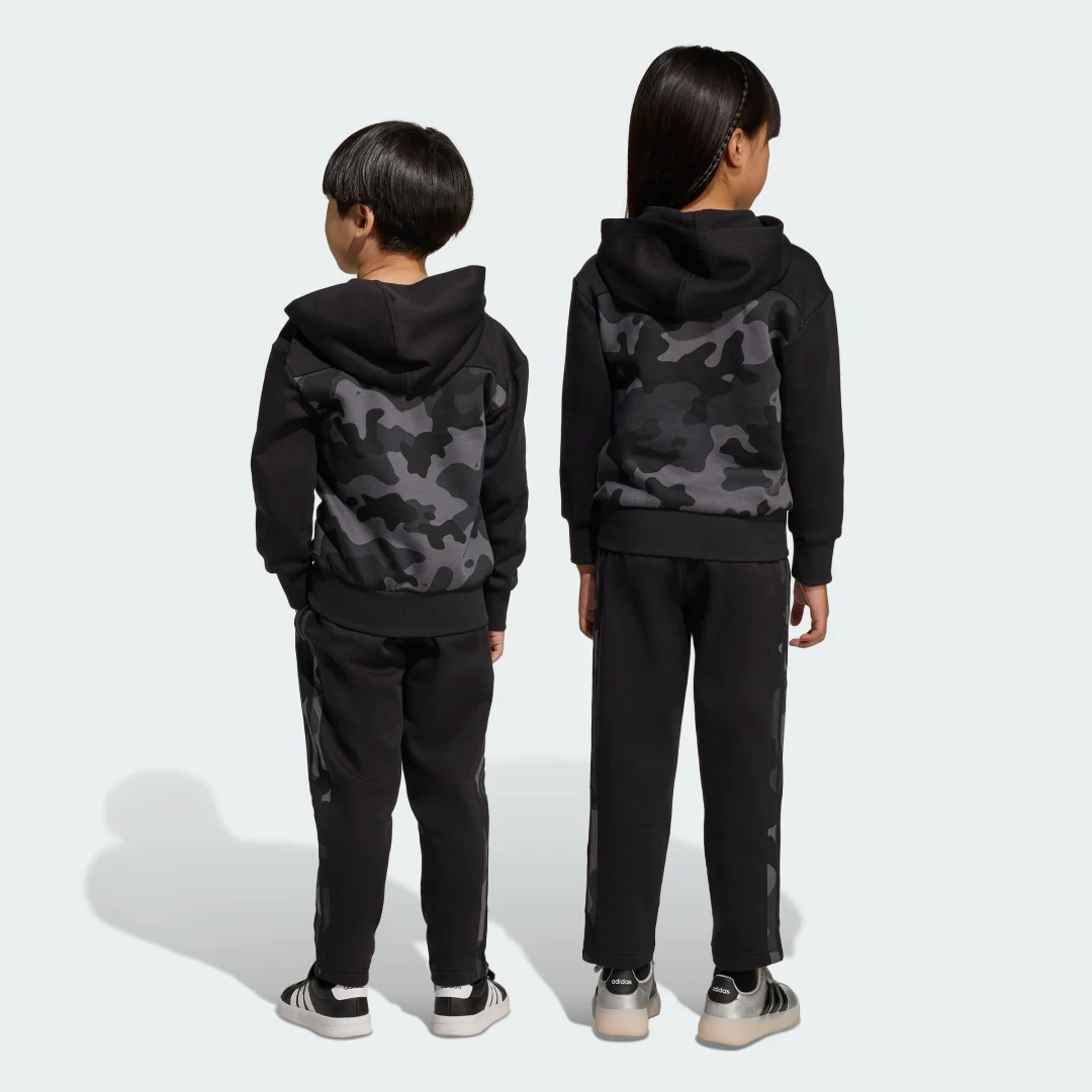 Detalle 2 de Conjunto de chándal de felpa con estampado de camuflaje Seasonal Essentials de Adidas