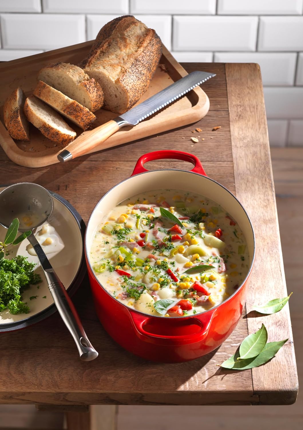 Detalle 2 de Le Creuset Signature Gusseisen-Bräter mit Deckel Ø 31 cm, oval, Kirschrot – 6,3 l, 5,705 kg