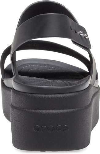 Thumbnail 1 de Crocs Mujer Brooklyn Low Wedge Sandalia en Negro - comodidad con cuña discreta