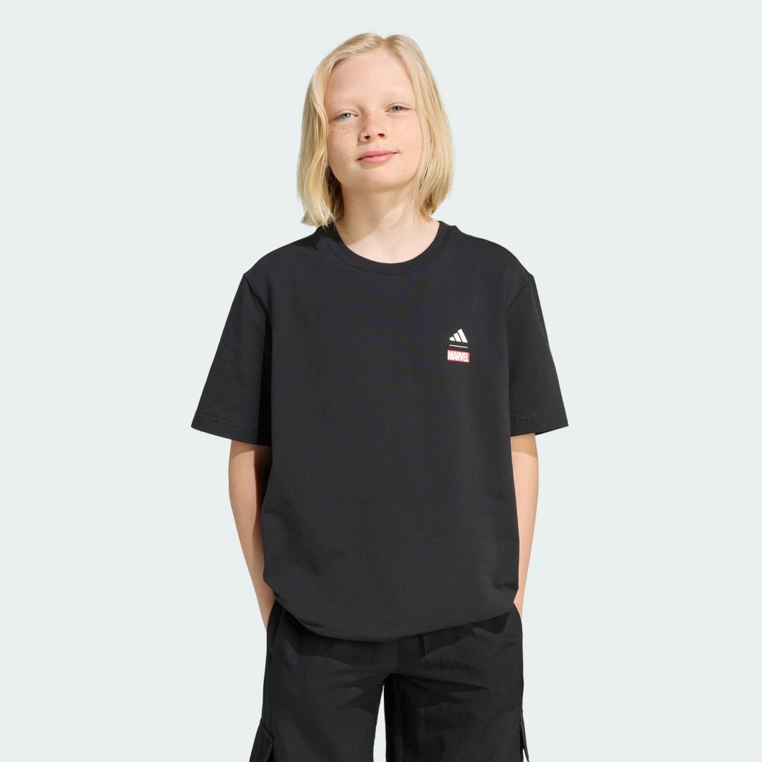 Detalle de ADIDAS MARVEL SPIDER-MAN GRAPHICS T-Shirt – Camiseta negra para fans del superhéroe