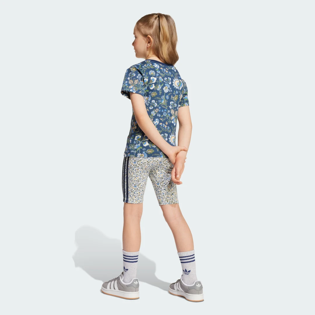 Detalle de Conjunto camiseta y mallas cortas adidas Originals x Liberty London (Niños) – Azul