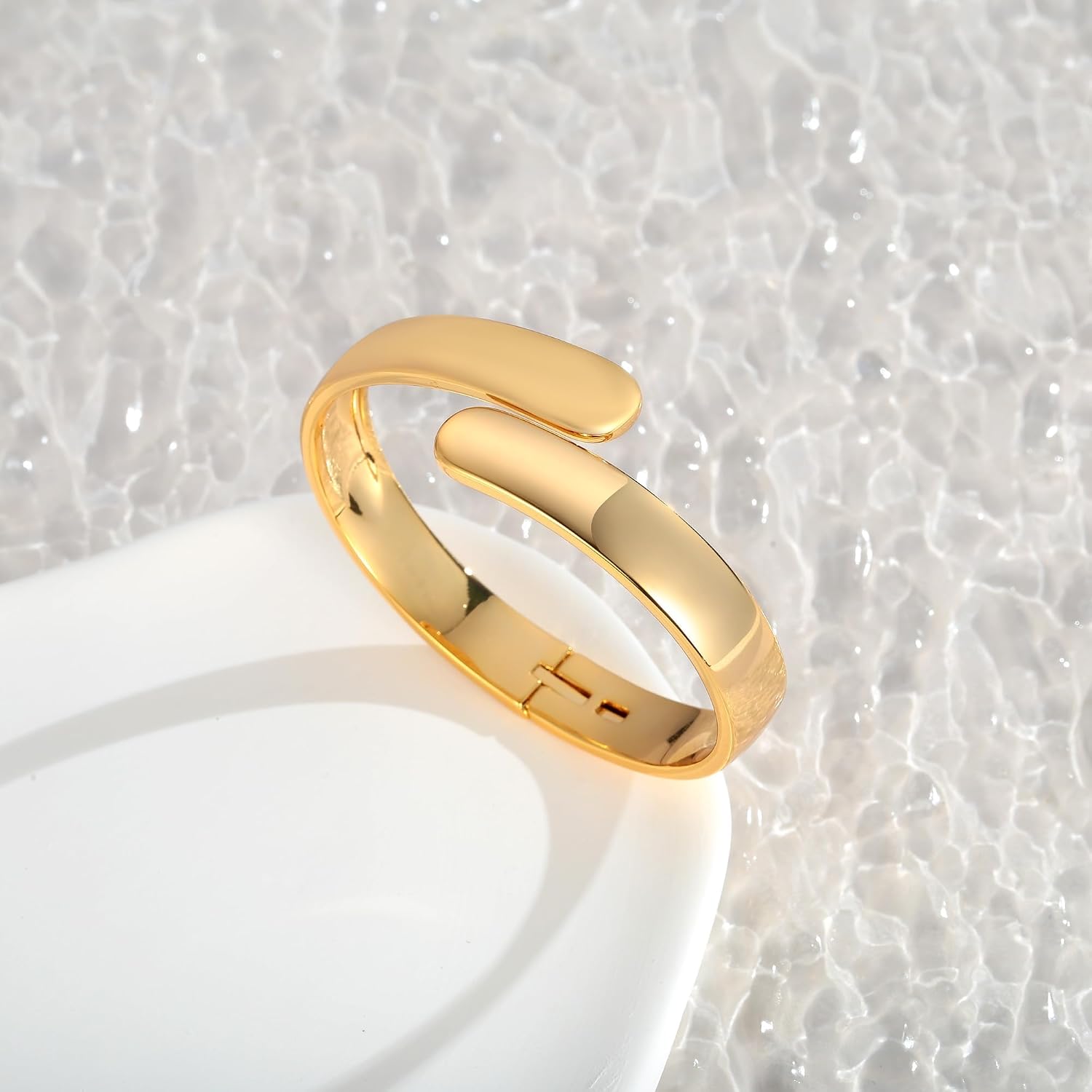 Detalle de LILIE&WHITE Gold Armreif für Damen – Eleganter, hypoallergener Schmuck mit Goldbeschichtung
