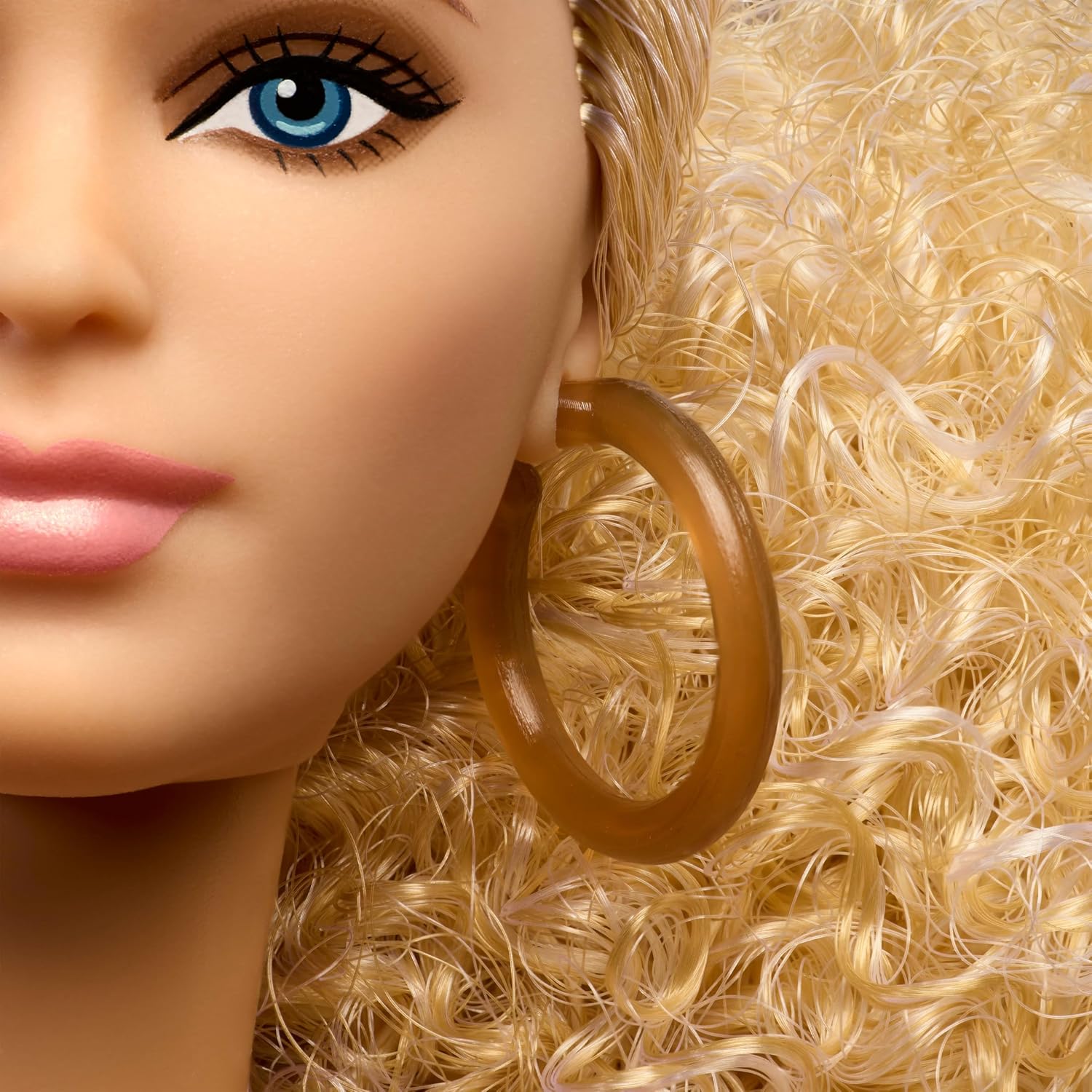 Thumbnail 3 de Barbie Basics Poupée Signature Collection Neutre Modèle 07 — Cheveux blonds, Pantalon imprimé blanc et top beige