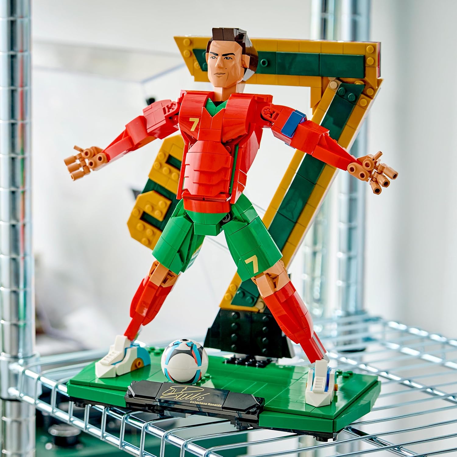 Detalle de LEGO Editions Cristiano Ronaldo: Leyenda del Fútbol – Maqueta 3D 2 en 1 (43016)