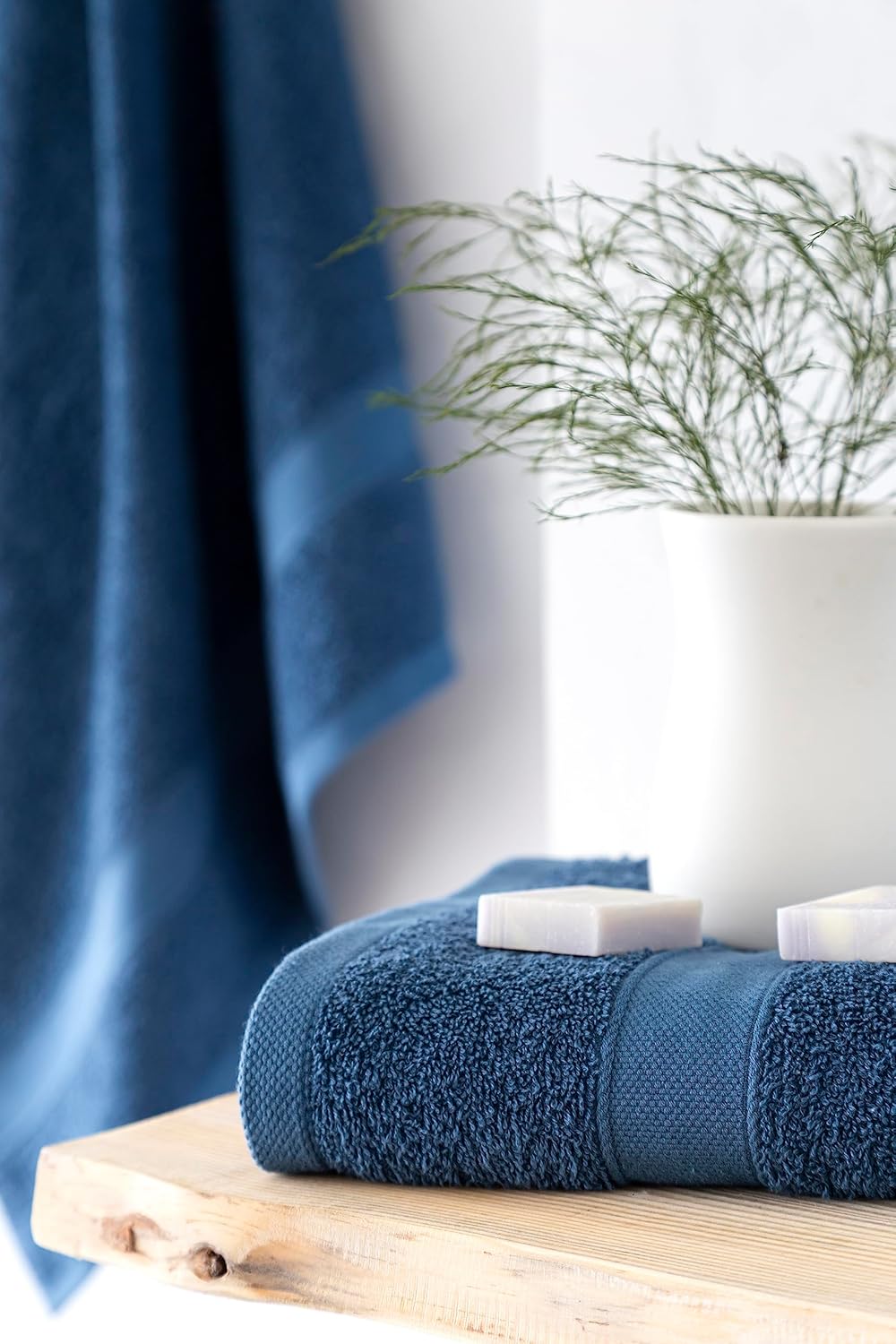 Detalle de Todocama Lot de 2 Serviettes de Douche 100% coton 550 g/m² – Bleu Marine (70 x 140 cm)