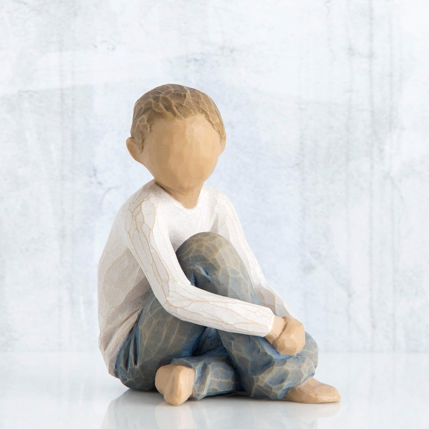 Detalle 2 de Enesco 26228 Enfant Attentionné – Sculpture artisanale en résine, livrée en coffret cadeau