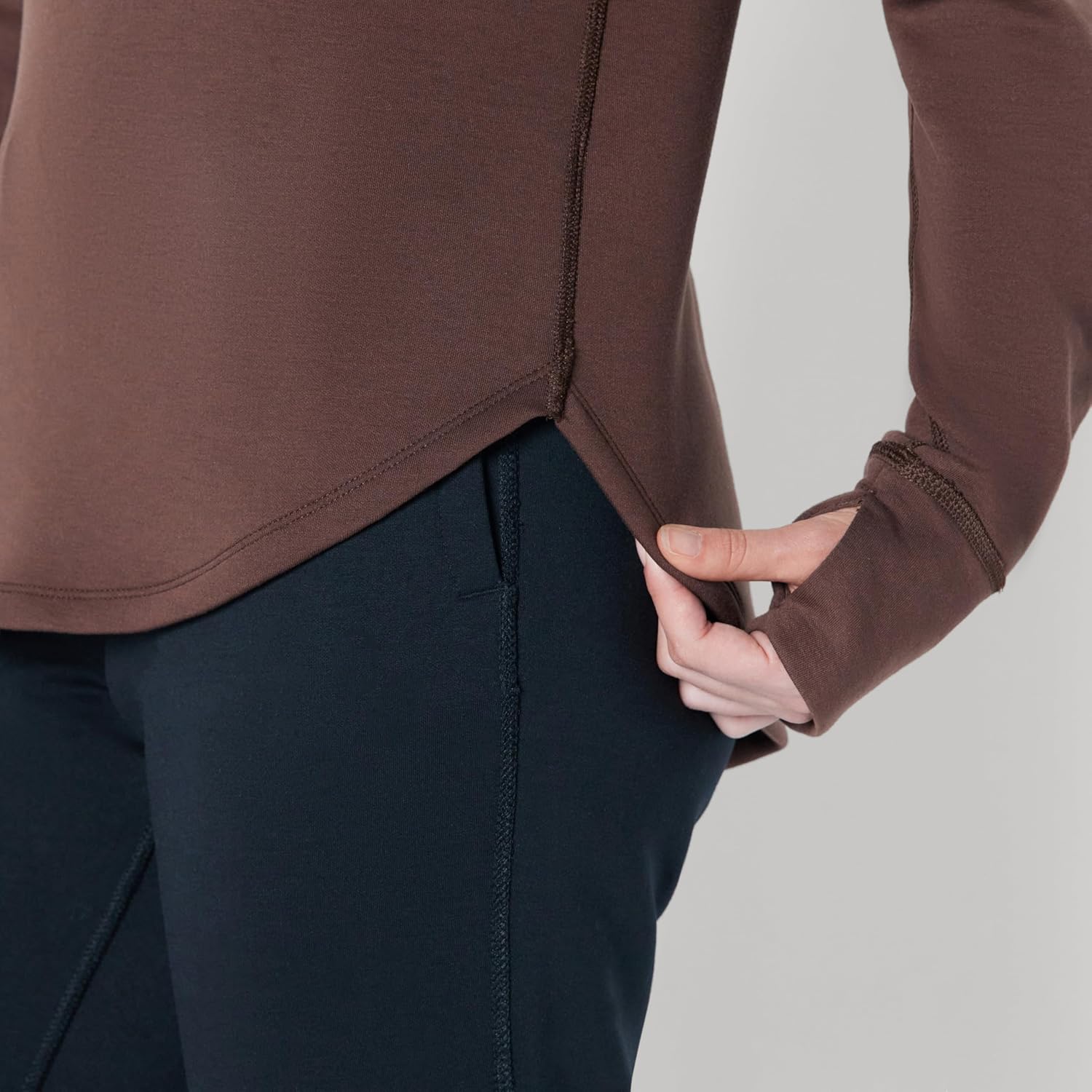 Thumbnail 3 de Amazon Essentials Women’s Active Sweat Relaxed-Fit Long-Sleeve Crewneck Sweatshirt