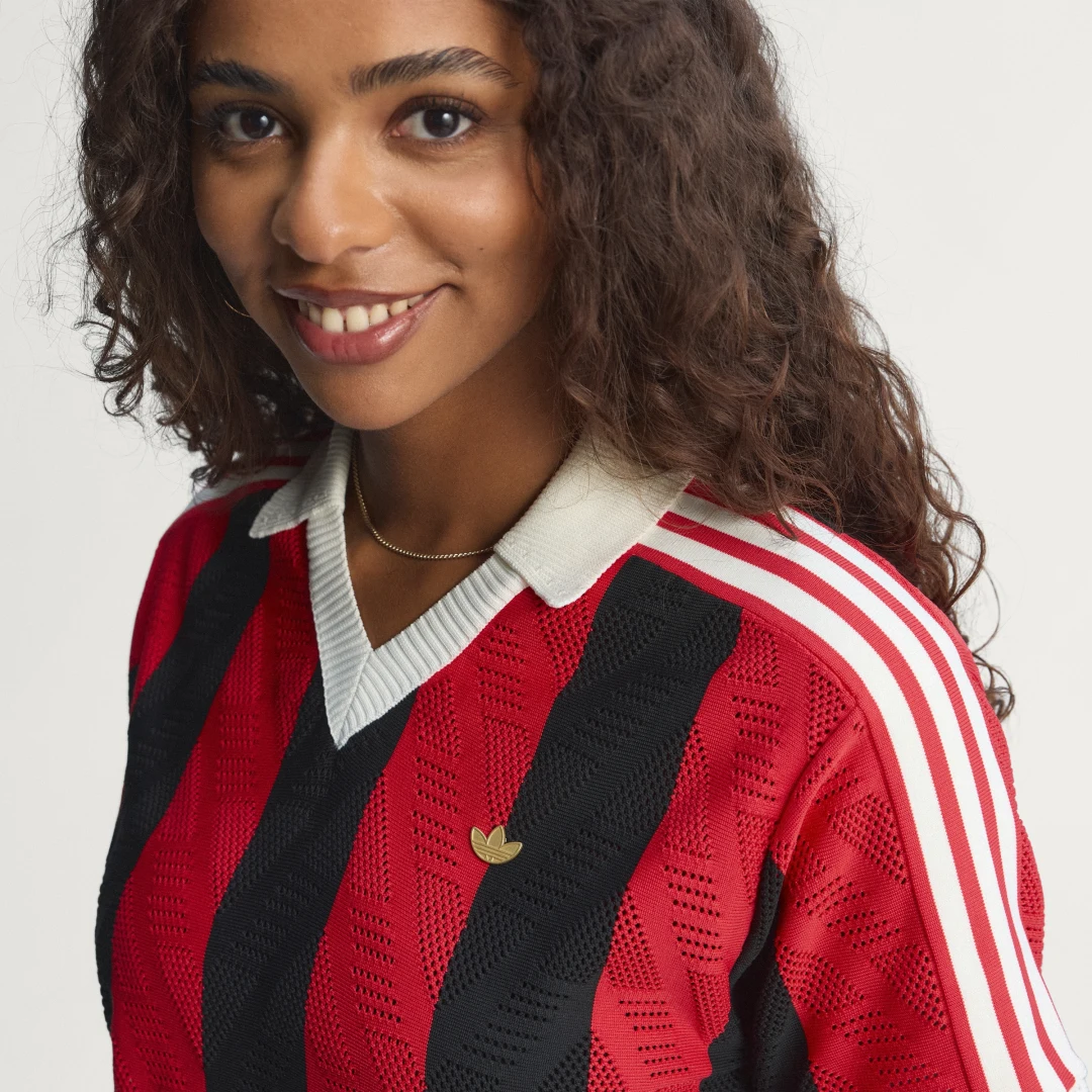 Detalle 2 de Polo de Manga Corta Adidas, color Rojo – versátil para sport y casual