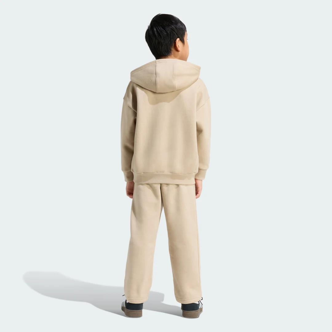 Detalle 2 de Conjunto de sudadera con capucha holgada y pantalón de dobladillo abierto de Adidas — color beige