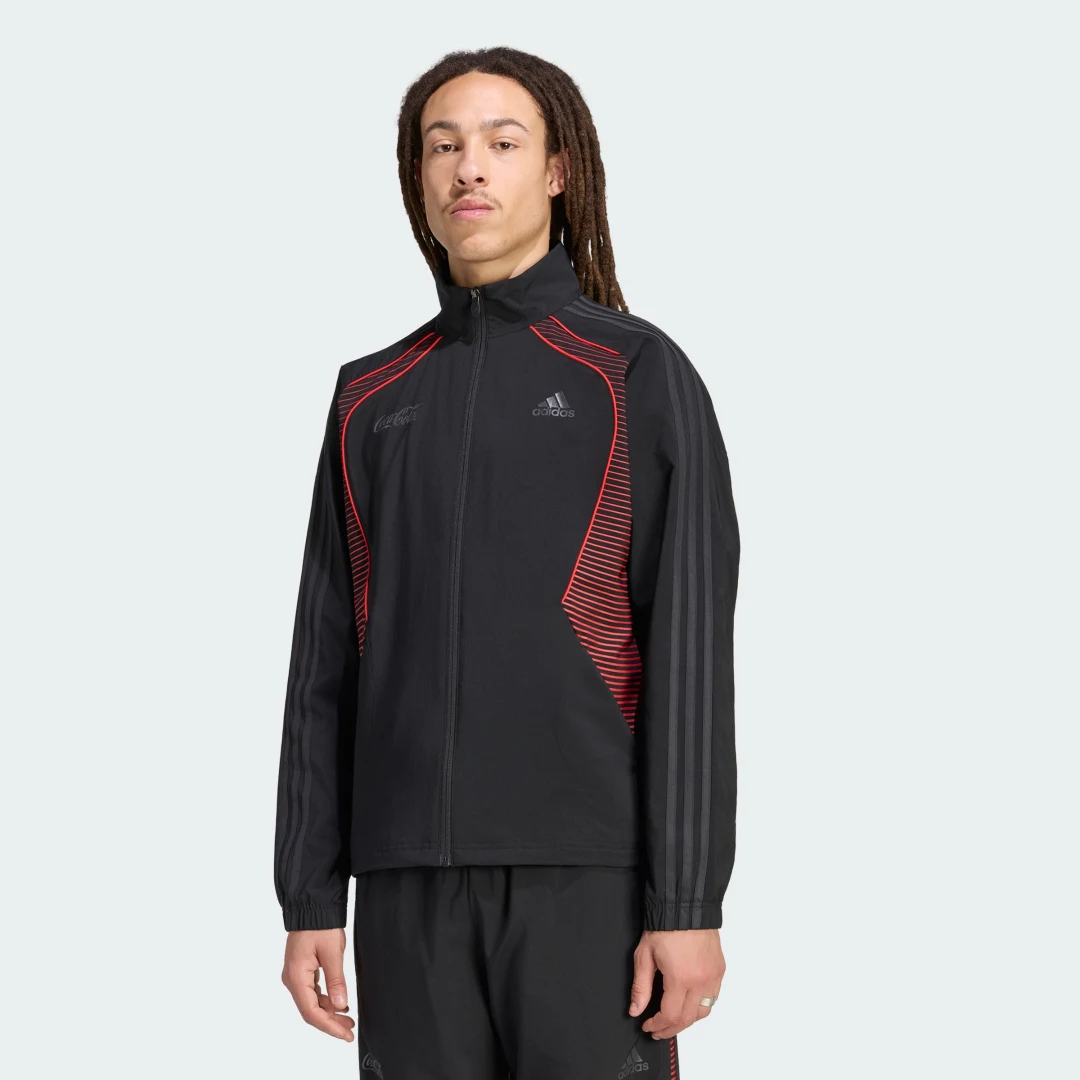 Detalle de Chaqueta adidas x Coca-Cola Teamgeist 26: estilo urbano y comodidad para fans de Coca‑Cola