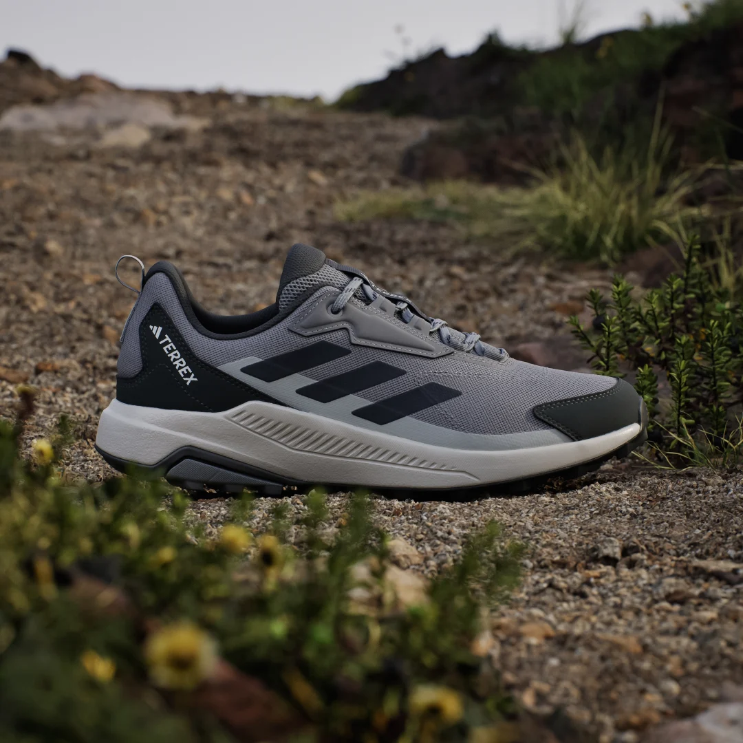 Detalle de Adidas Terrex Anylander Hiking: zapatilla de senderismo en Gris para rutas moderadas