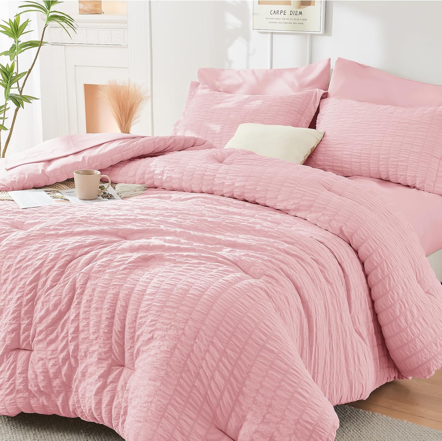 Detalle de HYMOKEGE Queen Seersucker Comforter Set, 7-Piece Pink Microfiber Bedding