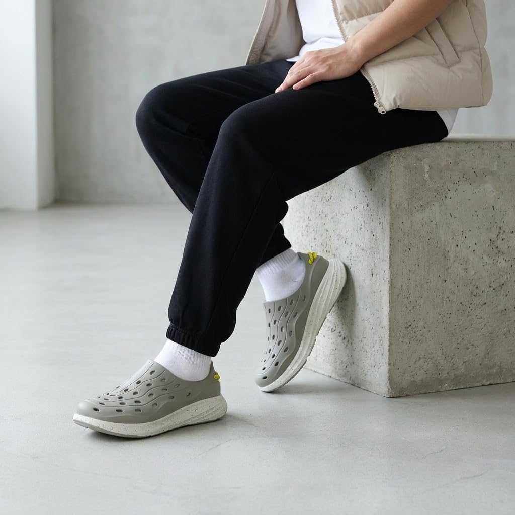 Detalle de CUSHIONAIRE Fuel EVA Recovery Shoes for Men: Lightweight, Waterproof Slip-On Sneakers