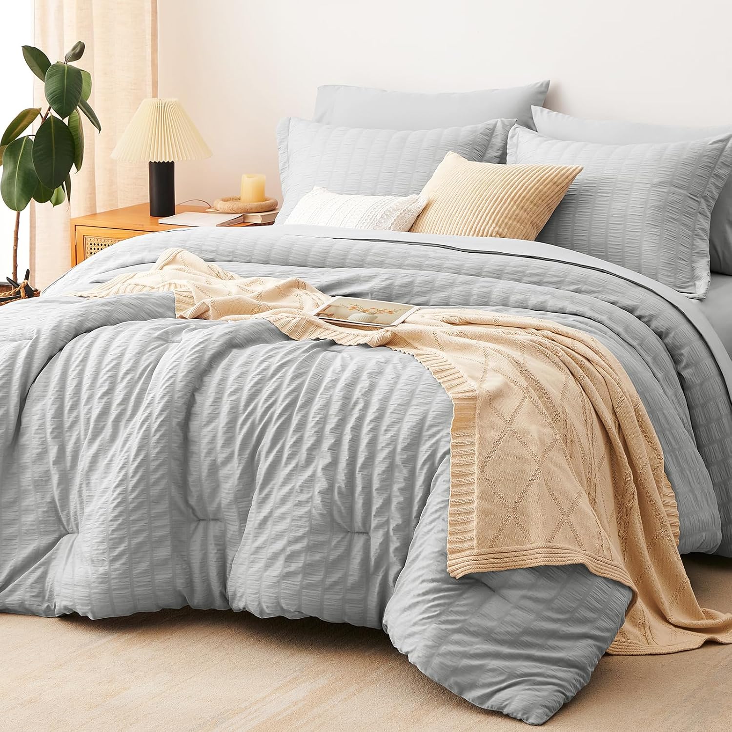 Detalle de CozyLux Queen Seersucker 7-Piece Bedding Set in Gray - Soft Microfiber & Wrinkle-Resistant Comfort