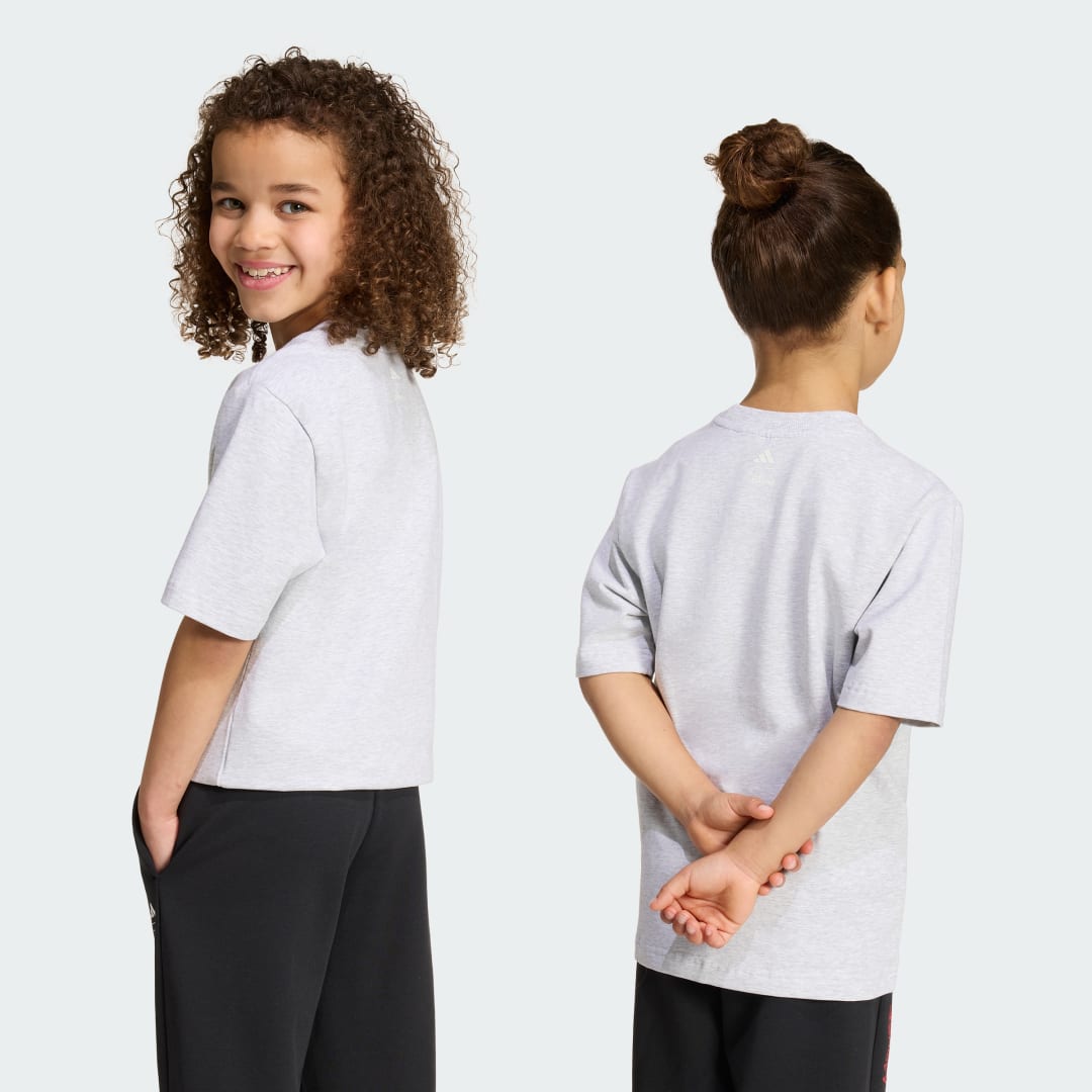 Detalle 2 de Camiseta AdidAS Disney Mickey Mouse Gris – estilo urbano y comodidad