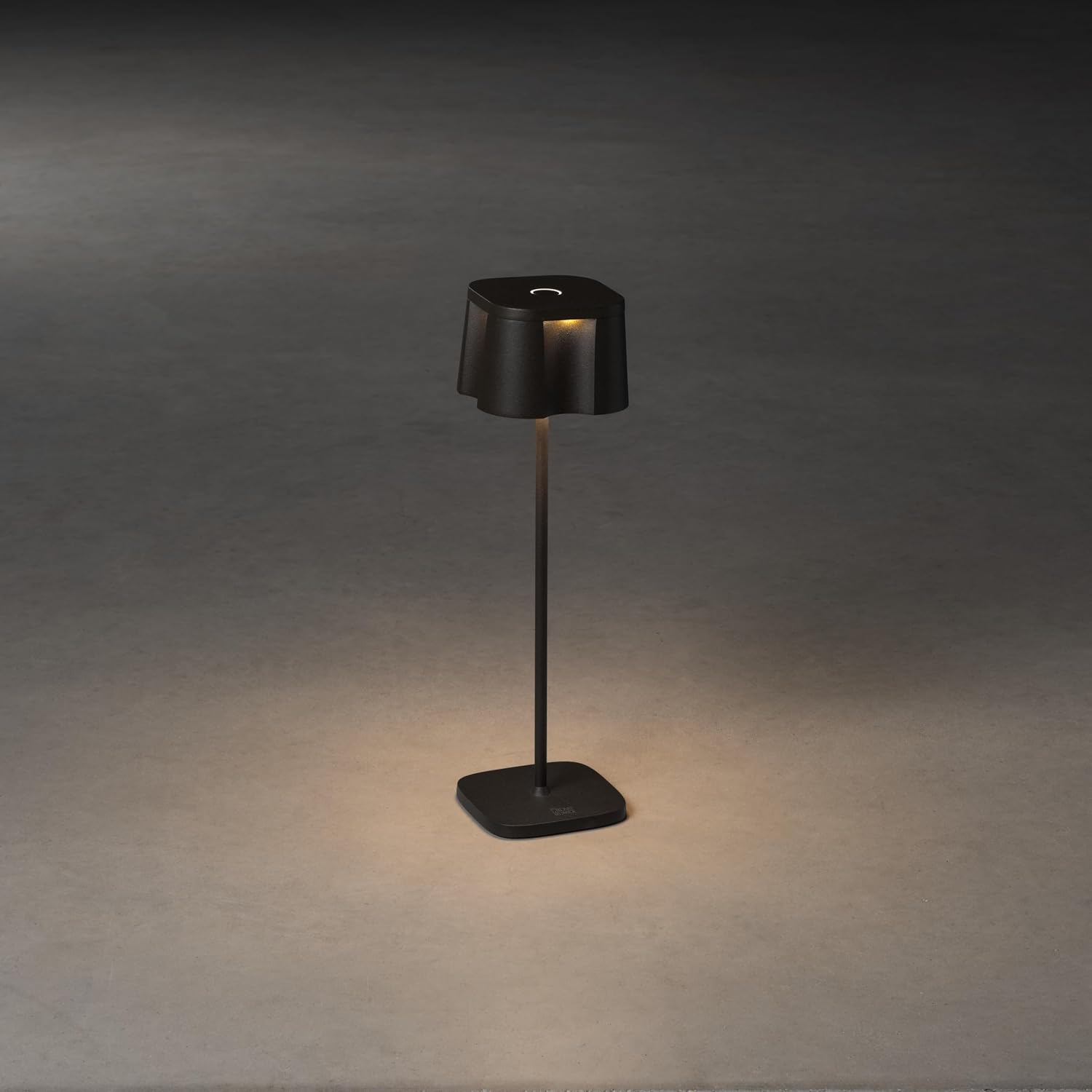 Detalle de Konstsmide Nice 7818-750 – lampa stołowa LED z aluminium, IP54 i USB-C