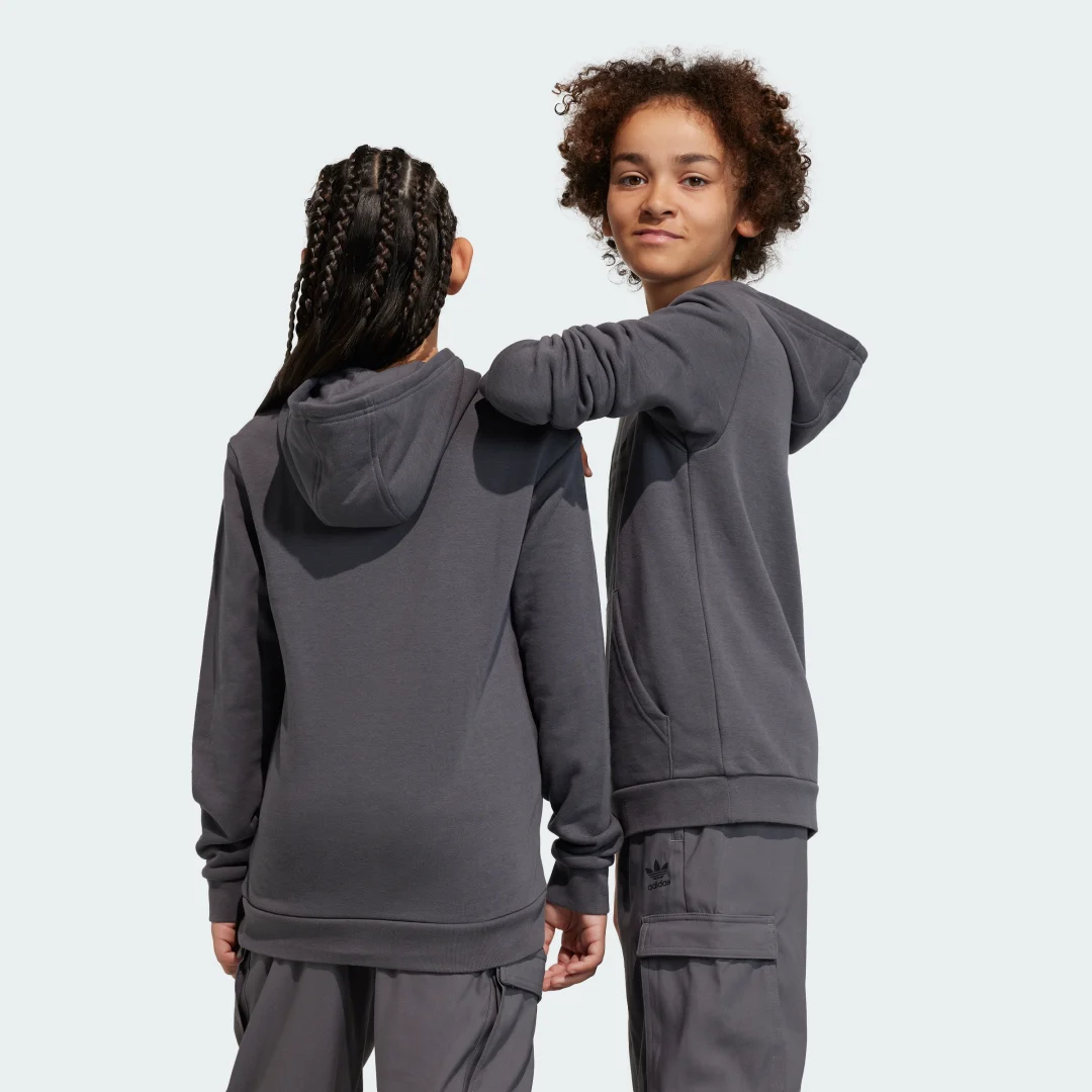 Detalle 2 de Sudadera con capucha Trefoil de Adidas (gris) — comodidad y estilo cotidiano