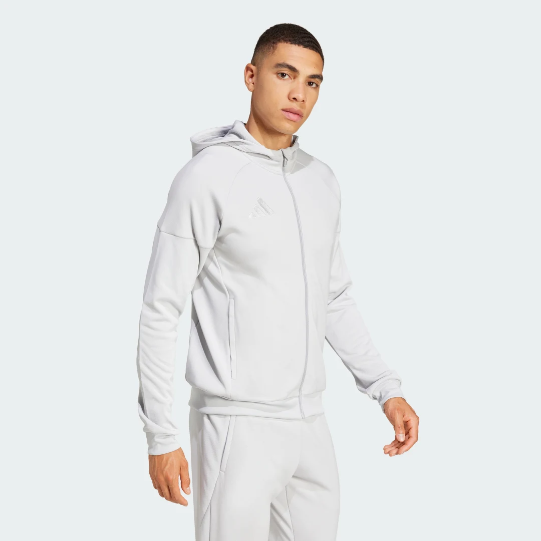 Detalle de Chaqueta con capucha Tiro 25 de Adidas: comodidad urbana en gris