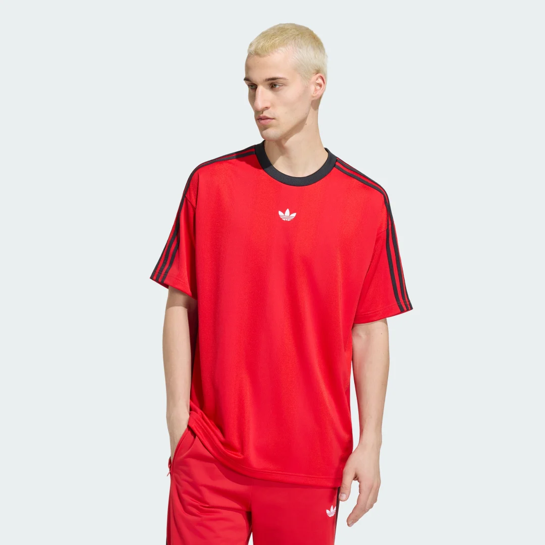 Detalle de Camiseta de jacquard Adidas Adicolor – rojo, estilo y confort de la casa Adidas