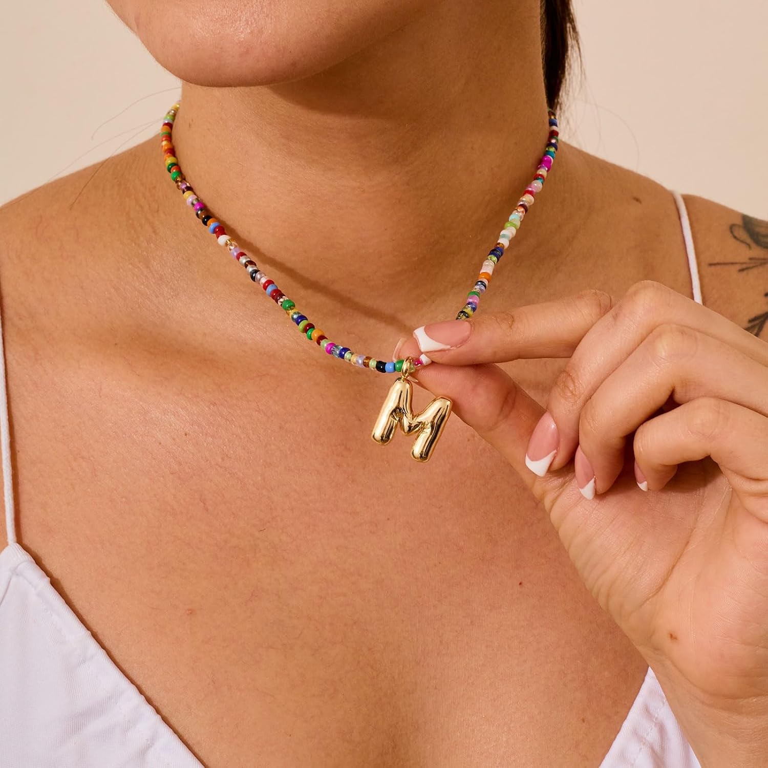 Detalle de HANLI Colourful Initial Necklaces for Girls & Women – Gold Bubble Pendant Beaded Boho Choker