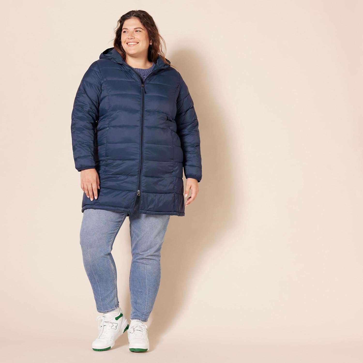 Thumbnail 4 de Amazon Essentials Women's Lightweight Water-Resistant Packable Hooded Puffer Coat (Plus Size)