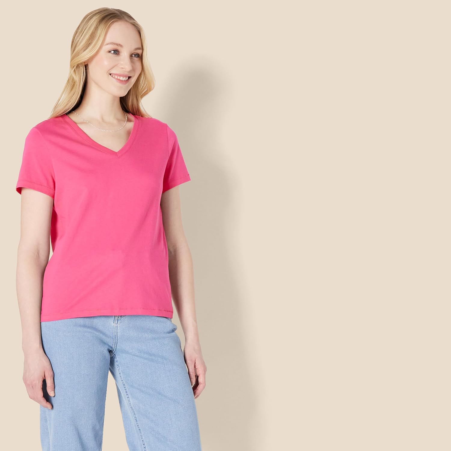 Thumbnail 2 de Amazon Essentials Women’s Regular Fit 100% Cotton V-Neck Short Sleeve T-Shirt