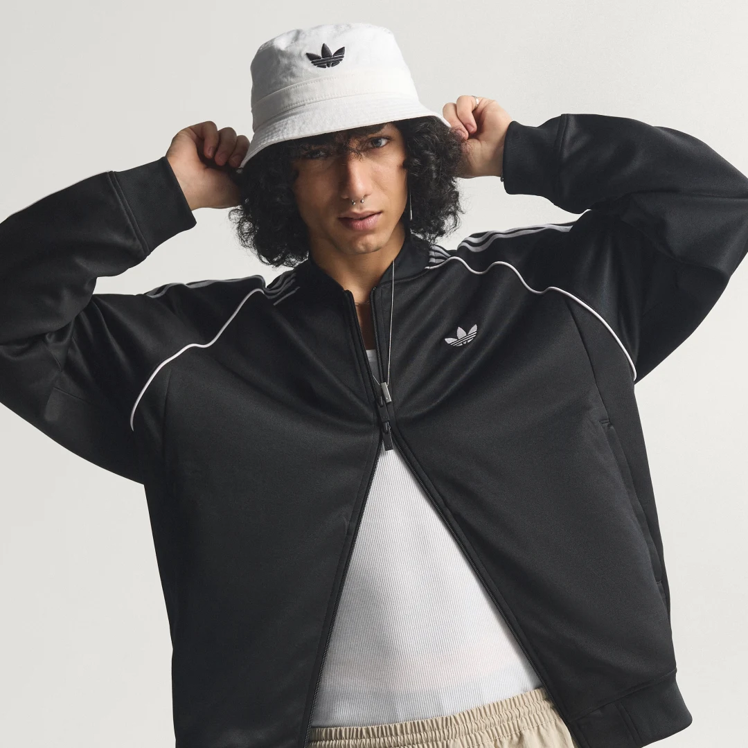 Detalle de Chaqueta deportiva holgada SST Adicolor Classics de Adidas (negro) – estilo urbano y comodidad deportiva