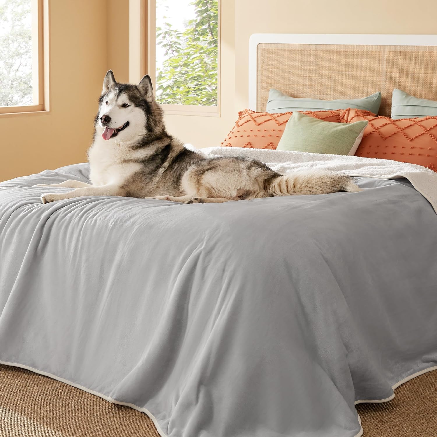 Detalle de Bedsure Waterproof Sherpa Fleece Blanket, King 108"x86", Reversible Light Grey