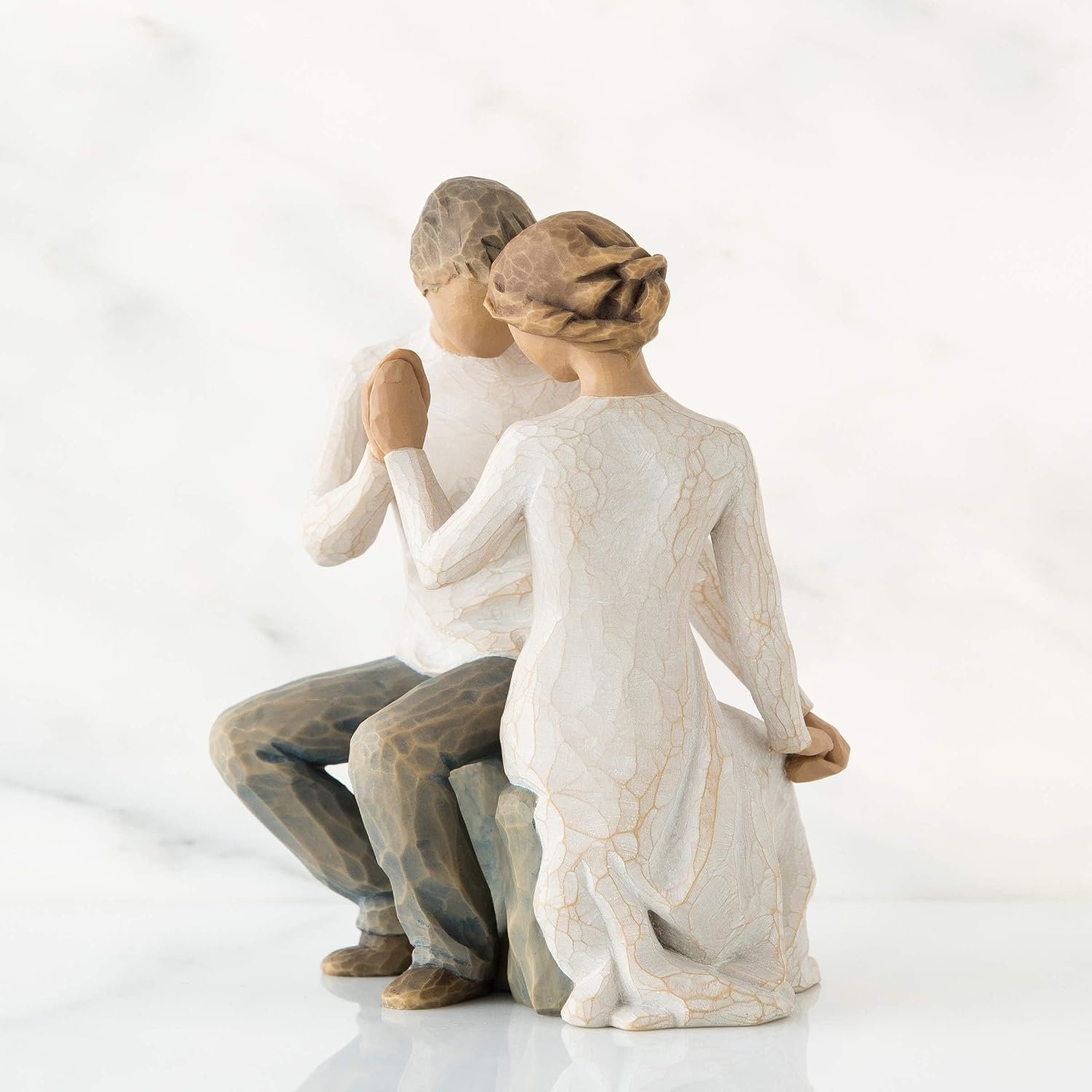 Detalle 2 de Enesco Willow Tree Around You Figurine – Handbemalte Harzskulptur, 16 cm