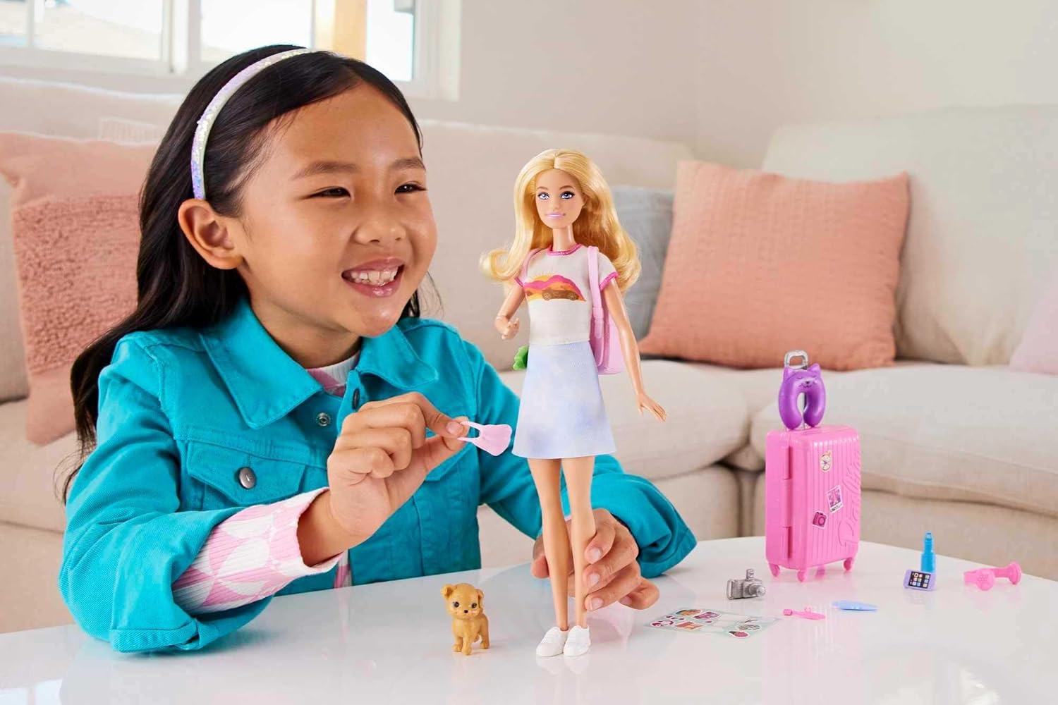Detalle de Barbie Malibu: Set da viaggio con bambola, cagnolino e oltre 10 accessori – valigie funzionanti