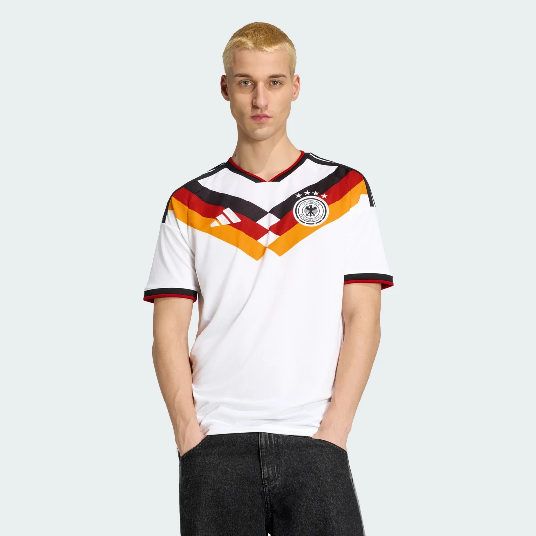 Detalle de Camiseta primera equipación Alemania 26 de Adidas — diseño blanco y comodidad para los aficionados