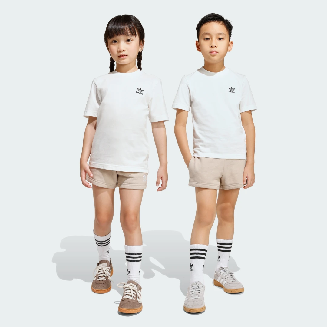 Detalle de Conjunto camiseta y pantalón corto para niños de Adidas (beige)