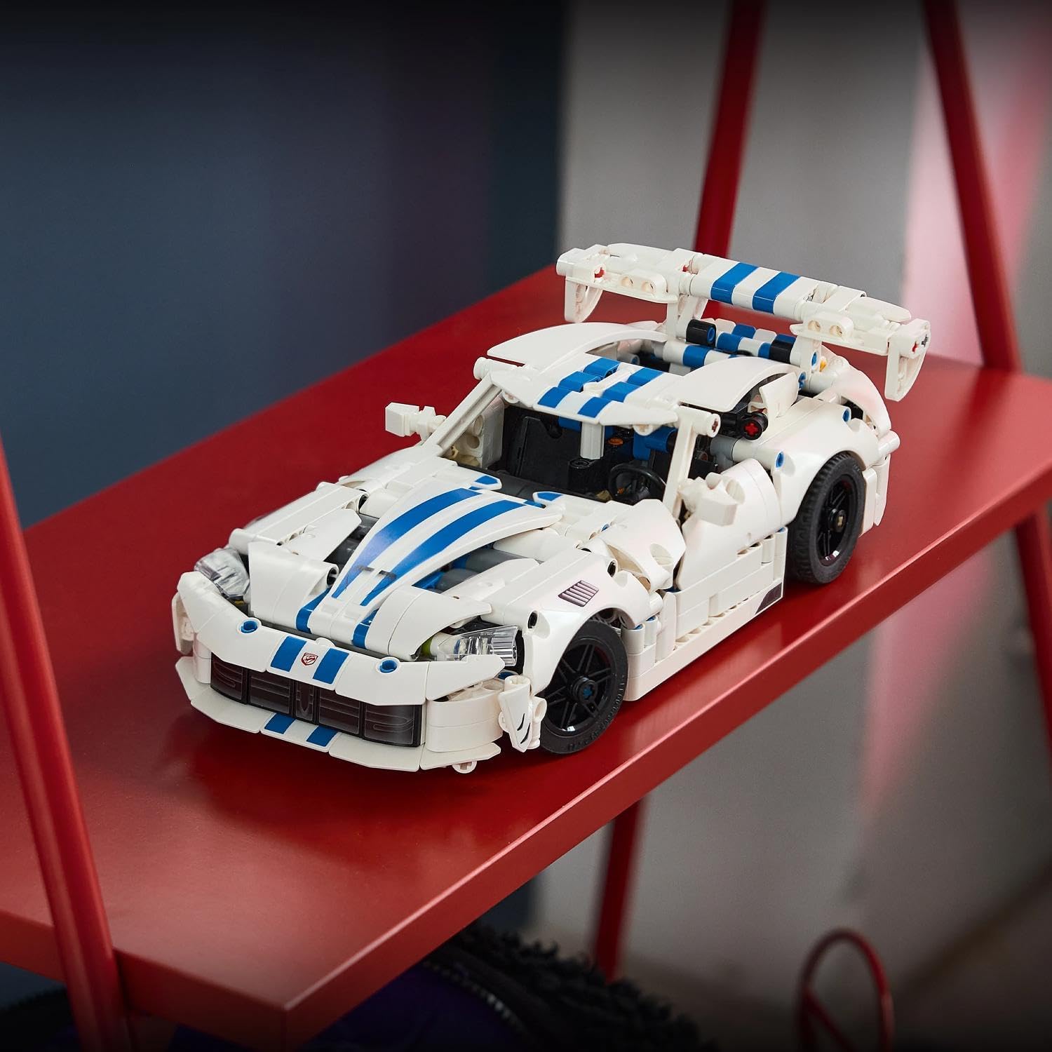 Detalle 1 de LEGO Technic 42234 Dodge Viper GTS-R model car with V10 engine and steering