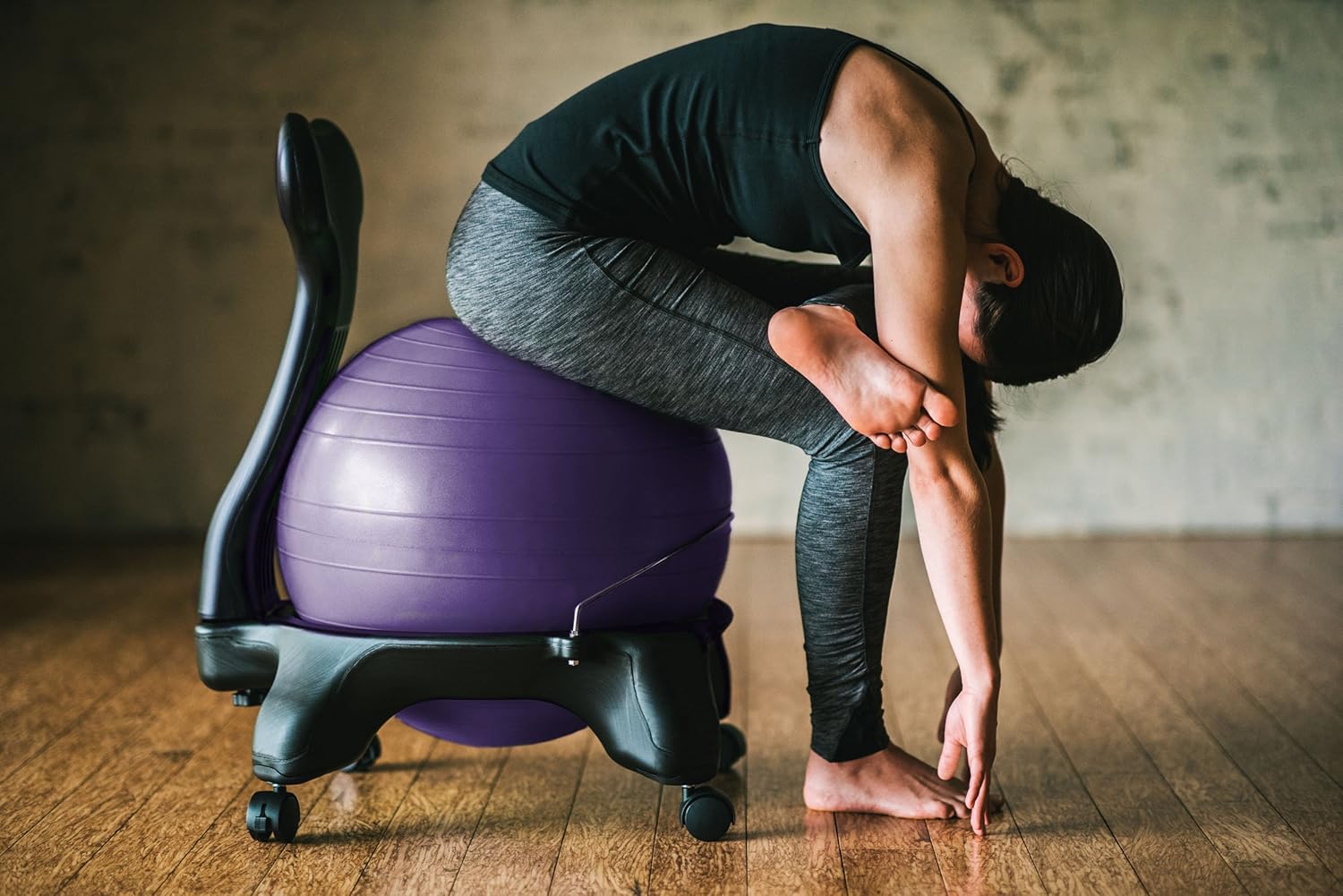 Detalle de Gaiam 05-58867 Classic Balance Ball Chair with 52cm Ball and Rolling Base