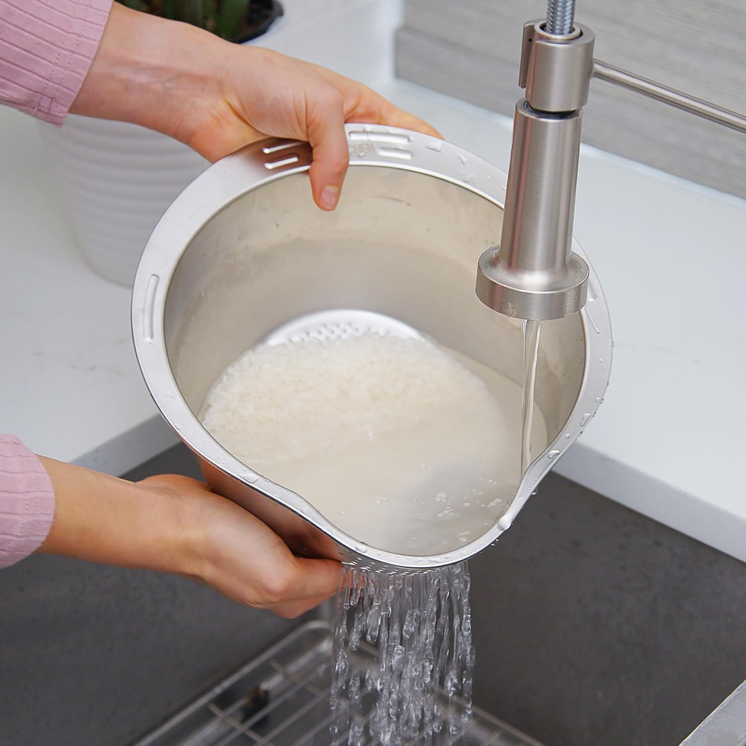 Detalle de Joyce Chen Stainless Steel Rice Strainer Bowl: Wash, Rinse, and Drain Effortlessly