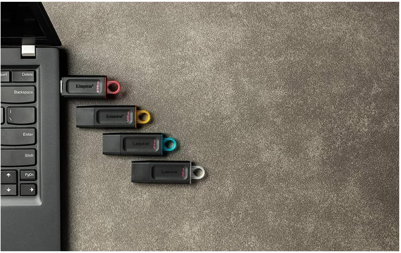 Detalle de Kingston DataTraveler Exodia DTX/128GB USB 3.2 Gen 1 con tapa protectora y aro de llavero