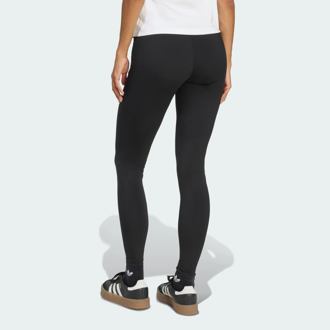 Detalle de Mallas Essentials Adidas en Negro: comodidad y versatilidad para tu entrenamiento diario