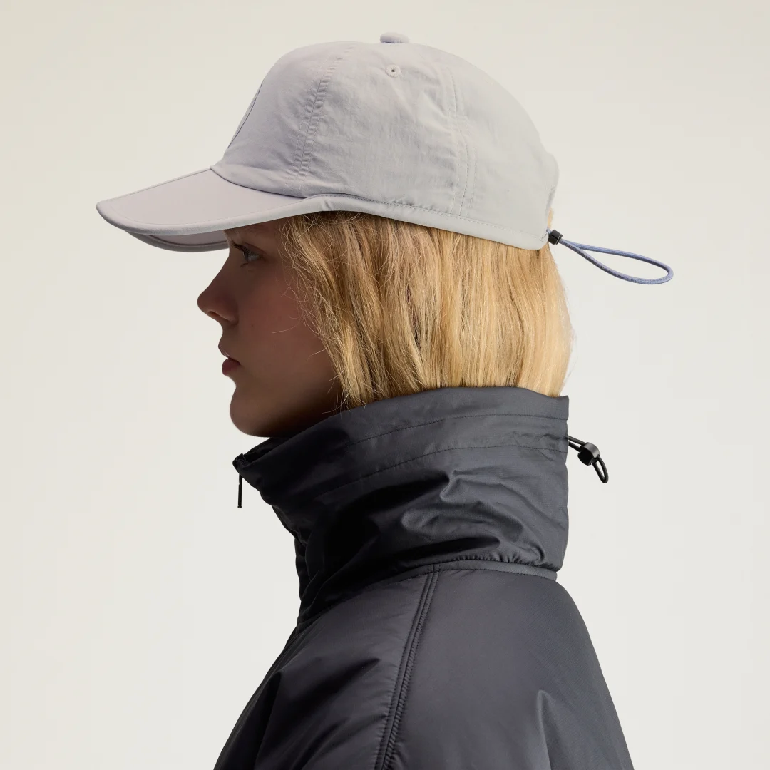 Detalle de Gorra adidas by Stella McCartney Run (gris) – estilo sostenible para tus entrenamientos