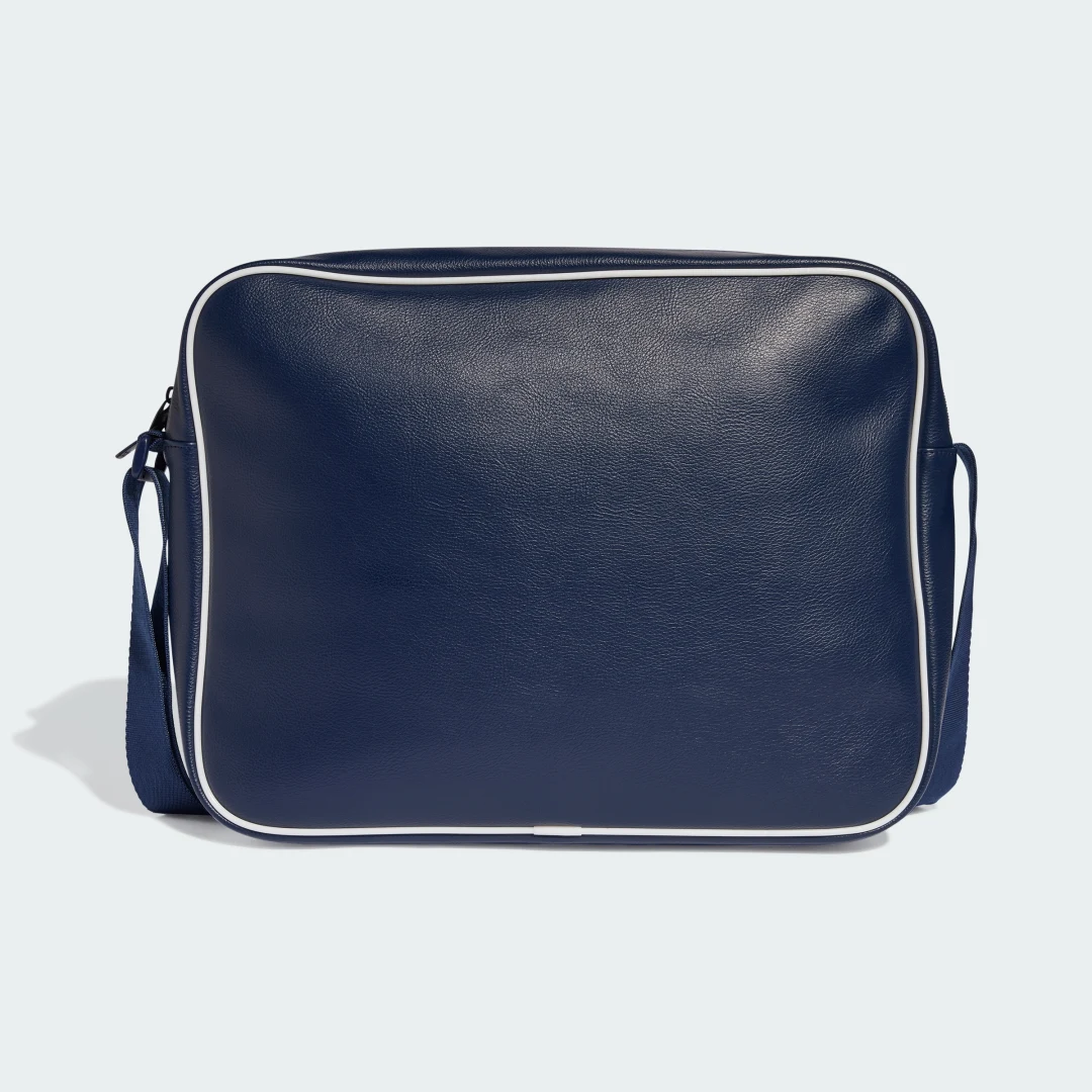 Detalle de Bolso Airliner de Adidas: práctico, ligero y versátil para el día a día