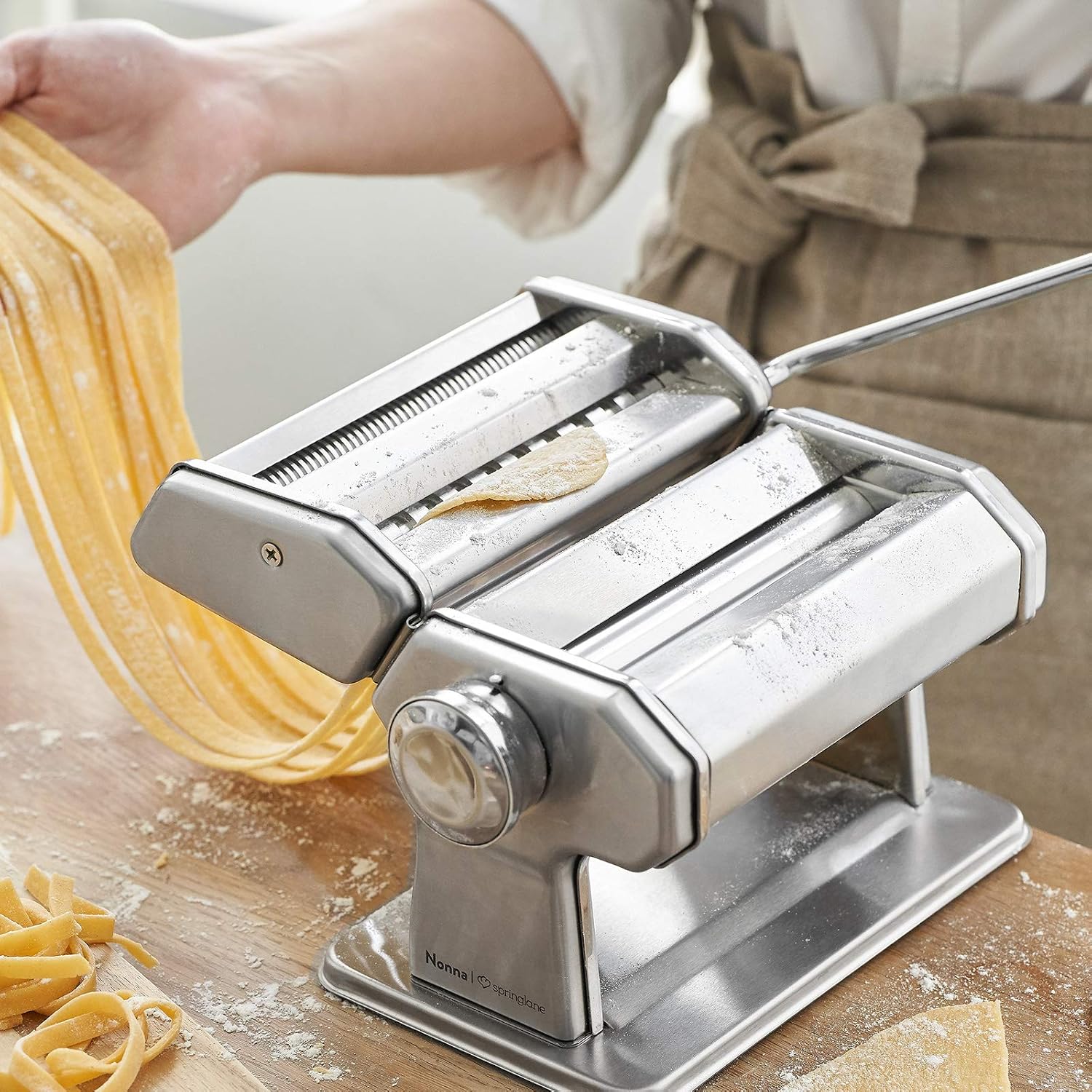 Detalle 2 de Springlane Nonna Manual Pasta Machine with 9 Settings and Spaghetti & Tagliatelle Cutters