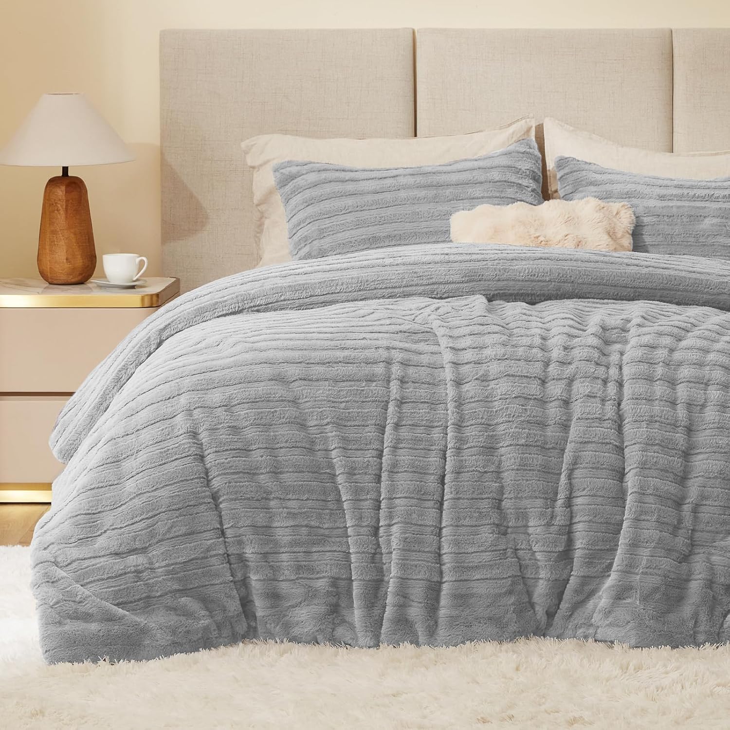 Detalle de BEDELITE Faux Fur King Comforter Set, Light Gray Striped Plush Design